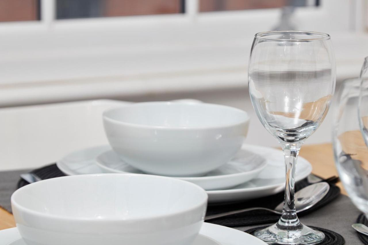 Fantastic Central Stratford Two Bedroom Apartment By Purestay Short Lets & Serviced Accommodation With Parking Esterno foto