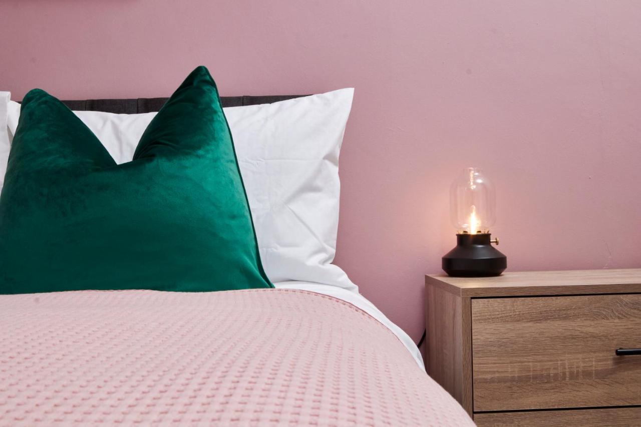 Fantastic Central Stratford Two Bedroom Apartment By Purestay Short Lets & Serviced Accommodation With Parking Esterno foto