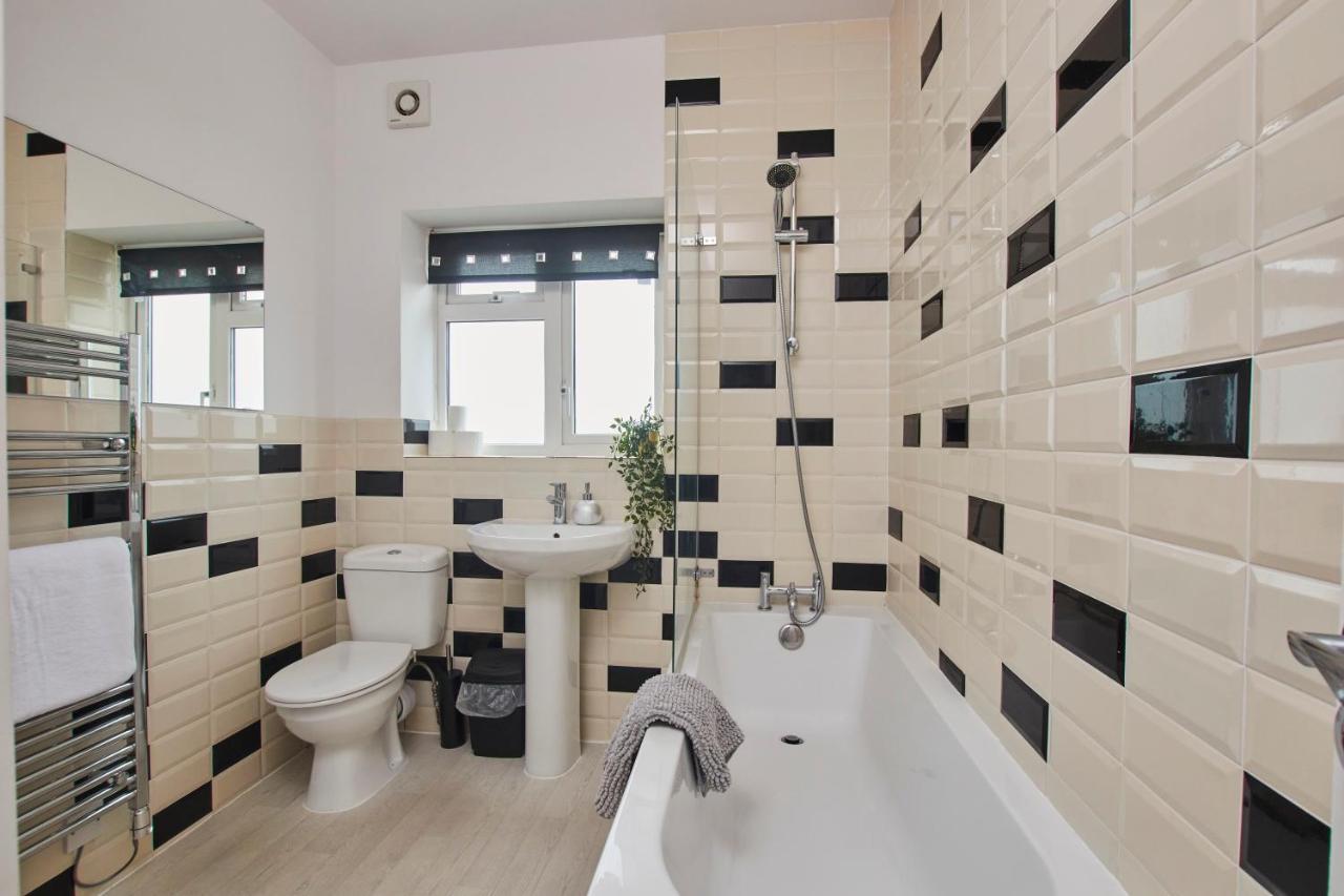 Fantastic Central Stratford Two Bedroom Apartment By Purestay Short Lets & Serviced Accommodation With Parking Esterno foto