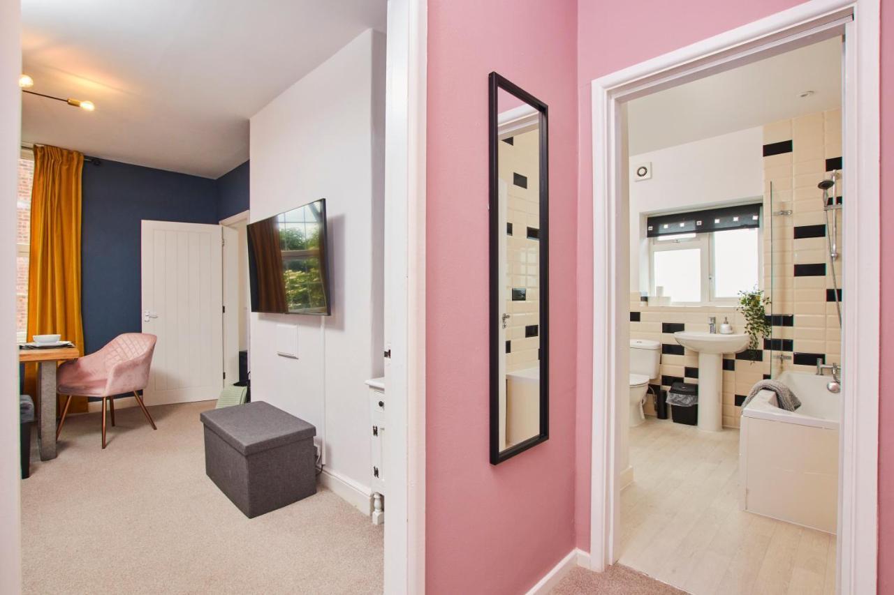 Fantastic Central Stratford Two Bedroom Apartment By Purestay Short Lets & Serviced Accommodation With Parking Esterno foto